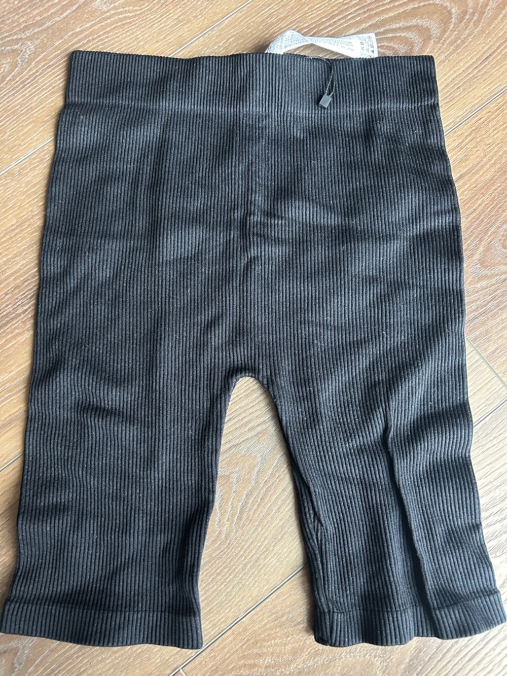 Black Ribbed Knee-Length Shorts - Picture 2 of 2